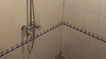 Chuveiro, toalhas de banho, papel higiênico