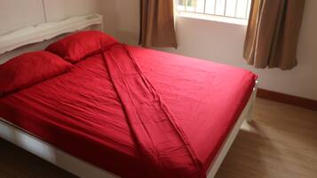 4 quartos, cofres nos quartos, ferros/tábuas de passar roupa