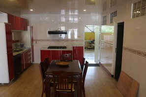 Réfrigérateur, micro-ondes, plaque de cuisson, cafetière/bouilloire