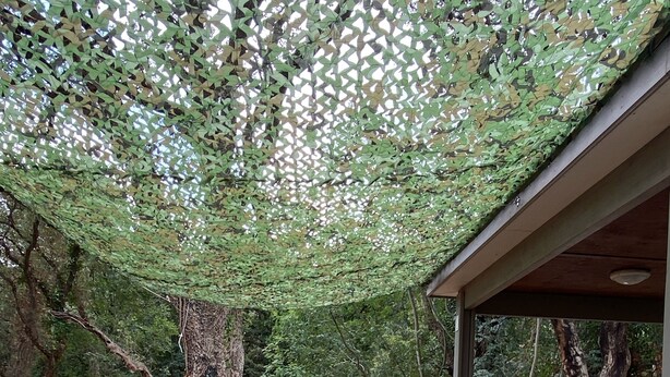 A wooden deck with a covered seating area, surrounded by trees. - Les Chalets des Îles Elba (Borgo)
