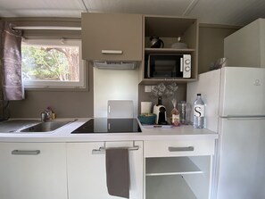 Jääkaappi, mikroaaltouuni, liesi, kahvin-/teenkeitin