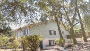 A house with a sloped roof, surrounded by trees and a gravel path. - 3Bed Maisonette/close to beach/Tranquil  (Seignosse)