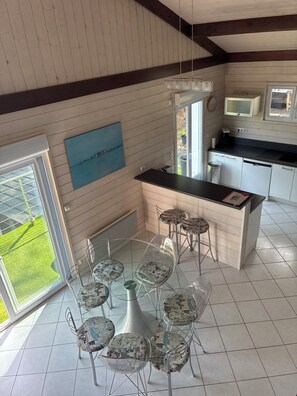 A kitchen with a central island, bar stools, and a dining table with chairs. - 3Bed Maisonette/close to beach/Tranquil (Seignosse)