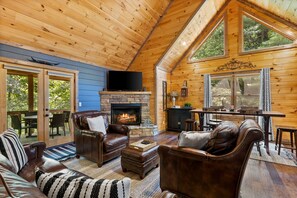 Smart TV, fireplace, video games, DVD player - 3 Story Mountain Modern Retreat with 2 Fireplaces/GameRoom/Creek (Blue Ridge)