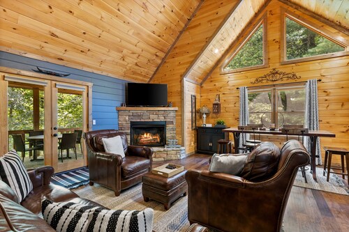 3 Story Mountain Modern Retreat with 2 Fireplaces/GameRoom/Creek