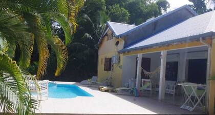 Jolie villa meublée avec piscine et la fibre, tout confort idéalement située.