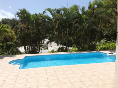 Lovely furnished villa with swimming pool and fiber optic cable, ideally located.