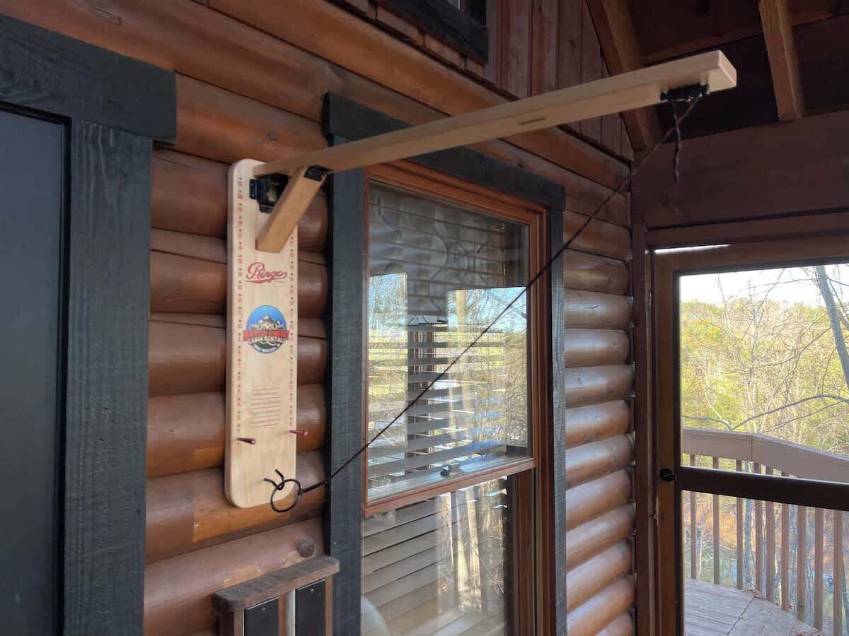 Un interno in legno con una finestra e una porta.