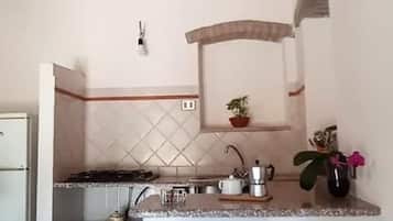 Kühlschrank, Ofen, Herdplatte, Kochgeschirr/Geschirr/Besteck