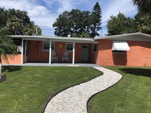Exterior - The Coral Cottage- 2 blocks, 3 min from the beach! (Indian Rocks Beach)