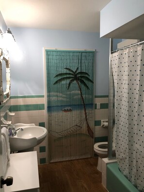 Combined shower/bathtub, hair dryer, towels, toilet paper - The Coral Cottage- 2 blocks, 3 min from the beach! (Indian Rocks Beach)