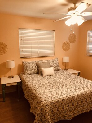 3 bedrooms, free WiFi, bed sheets - The Coral Cottage- 2 blocks, 3 min from the beach! (Indian Rocks Beach)