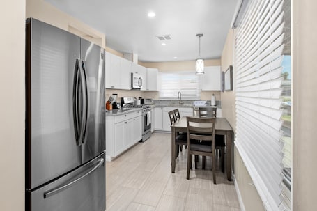 Fridge, microwave, oven, stovetop. 3B/2Bth Fab Base to Nat'l Parks, EasyA to Airport