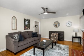 Smart TV - 3B/2Bth Fab Base to Nat'l Parks, EasyA to Airport (Fresno)