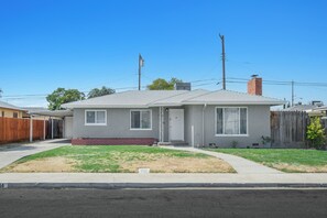 Exterior - 3B/2Bth Fab Base to Nat'l Parks, EasyA to Airport (Fresno)