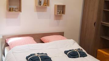 1 slaapkamer, een strijkplank/strijkijzer, wifi, beddengoed
