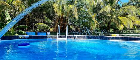 Una piscina al aire libre