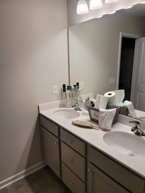 Combined shower/bathtub, hair dryer, towels, soap