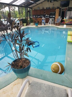 من حمّامات السباحة المغطاة، حمّام سباحة مُدفَّأ