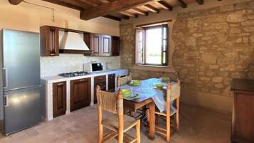 Réfrigérateur, micro-ondes, batterie de cuisine, vaisselle et ustensiles