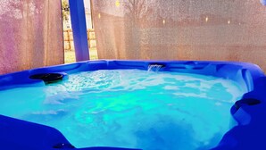 Un jacuzzi con interior azul y una malla en el fondo.