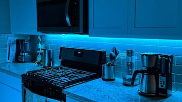 冰箱、微波炉、烤箱、炉灶