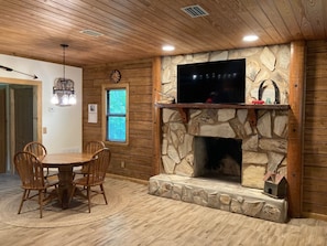 Dining - Beautiful Rustic and Modern Log Home (Crystal River)