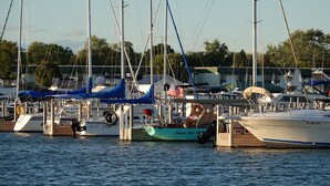 Un puerto deportivo con varios barcos amarrados, incluyendo un barco llamado 'Scott Free' y otro llamado 'Sweet Old Girl'.