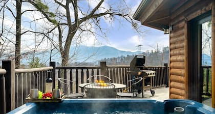 Four ensuites, VIEWS, Mountainside cabin, convenient location, Summer comm pools
