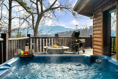 Four ensuites, VIEWS, Mountainside cabin, Close to Ober, Summer comm pools