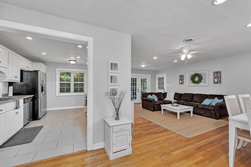 Charming home just minutes away from golf and hospitals