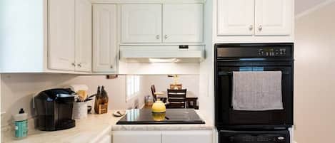 Coffee/tea maker, cookware/dishes/utensils, dining tables