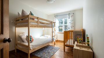 3 bedrooms, desk, iron/ironing board, free WiFi