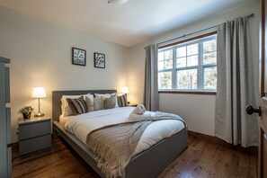 3 bedrooms, desk, iron/ironing board, free WiFi