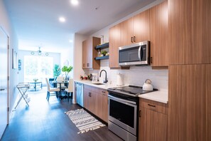 冷蔵庫、電子レンジ、オーブン、コンロ