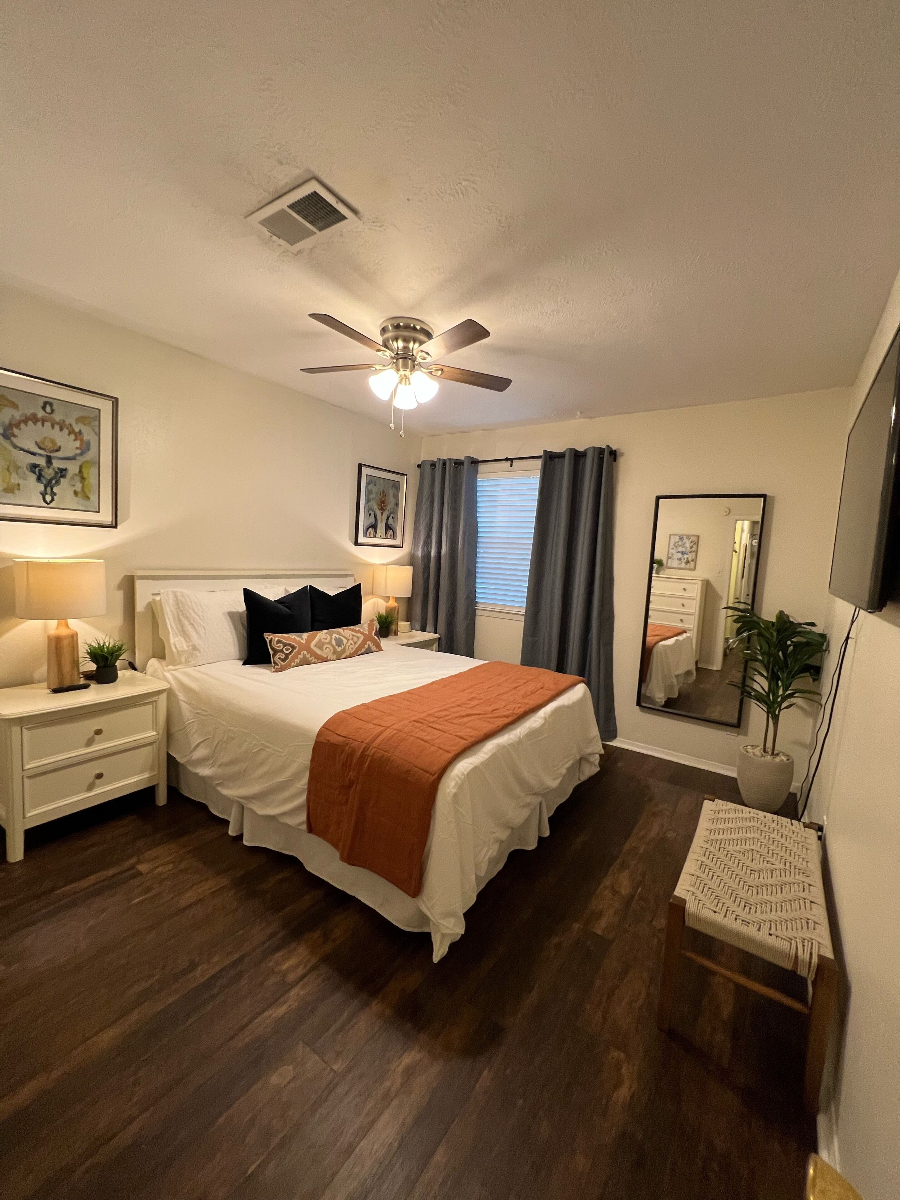 Queen sized bedroom 