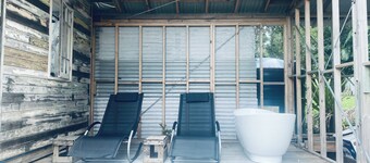 Private relaxing cabin in nature with outdoor bath. 15 mins to Byron Bay town