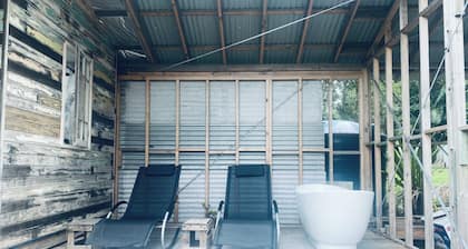 Private relaxing cabin in nature with outdoor bath. 15 mins to Byron Bay town
