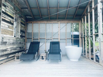 Private relaxing cabin in nature with outdoor bath. 15 mins to Byron Bay town