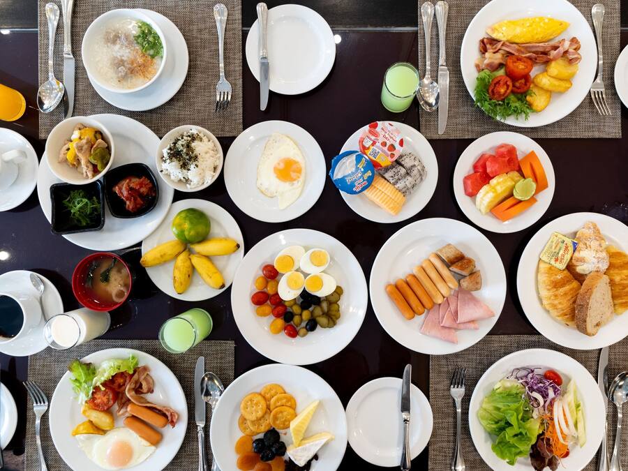 Un bufé de desayuno con diversos platos y bebidas.