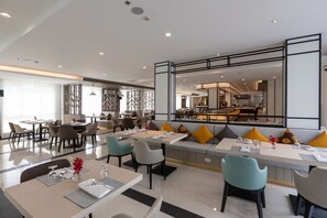 Breakfast, lunch and dinner served - Kantary Hotel Ban Chang (Ban Chang)