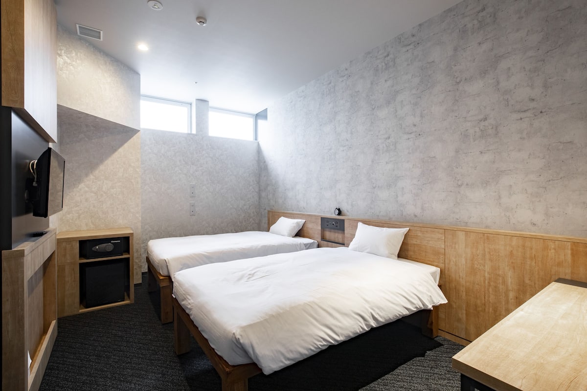 In-room safe, bed sheets