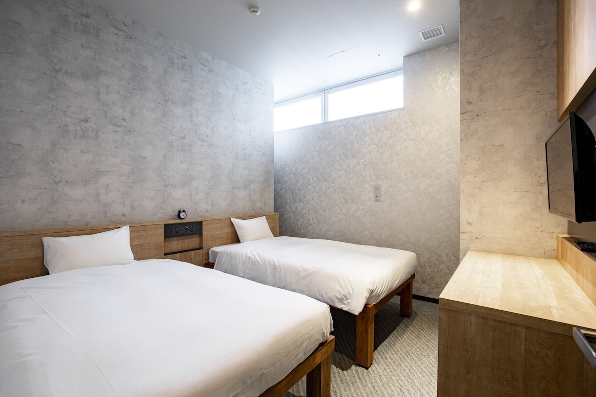 In-room safe, bed sheets