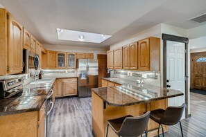 Fridge, microwave, oven, stovetop - Huge & Stylish 5bd3ba Close to Denver & Boulder! Dog friendly! (Arvada)