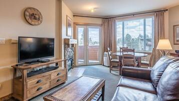 Smart TV, fireplace, DVD player