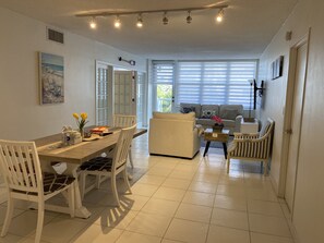 Smart TV, computer monitors - Beach Retreat with coffee delight  (Hollywood)