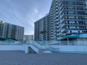 Exterior - Beach Retreat with coffee delight (Hollywood)