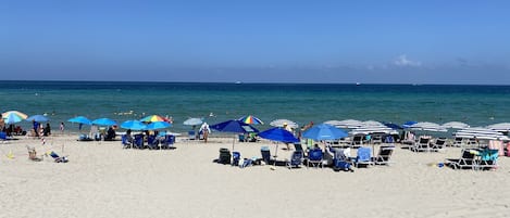 Una playa cerca, sillas reclinables de playa, toallas de playa