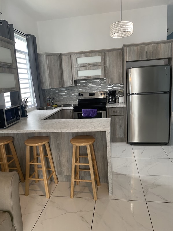 Kjøleskap, mikrobølgeovn, ovn og kokeplater