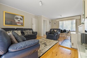 Téléviseur connecté, livres, chaîne audio, bureau